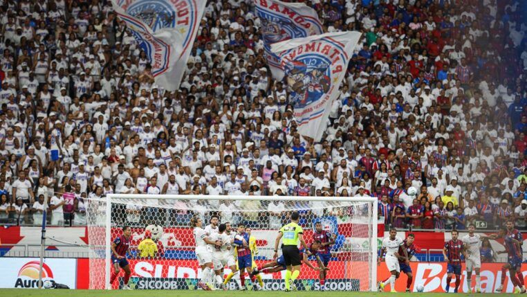 Torcida do Bahia comparece a Casa de Apostas Arena Fonte Nova no duelo contra o Fluminense (Foto: Letícia Martins/EC Bahia)