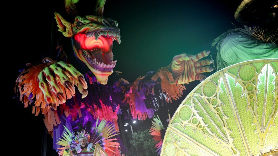 Escola de samba Beija-Flor de Nilópolis se apresenta durante o Carnaval. Foto: Ricardo Moraes/Reuters