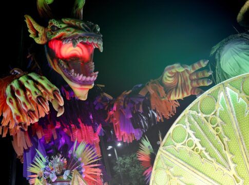 Escola de samba Beija-Flor de Nilópolis se apresenta durante o Carnaval. Foto: Ricardo Moraes/Reuters