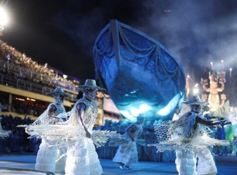 Foliões da escola de samba Beija-Flor se apresentam durante o Carnaval do Rio de Janeiro. Foto: Pilar Olivares/Reuters