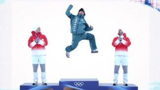 Brasileiro Lucas Braathen pula no pódio ao celebrar a medalha de ouro