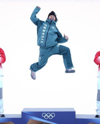 Brasileiro Lucas Braathen pula no pódio ao celebrar a medalha de ouro