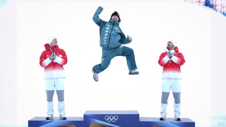 Brasileiro Lucas Braathen pula no pódio ao celebrar a medalha de ouro