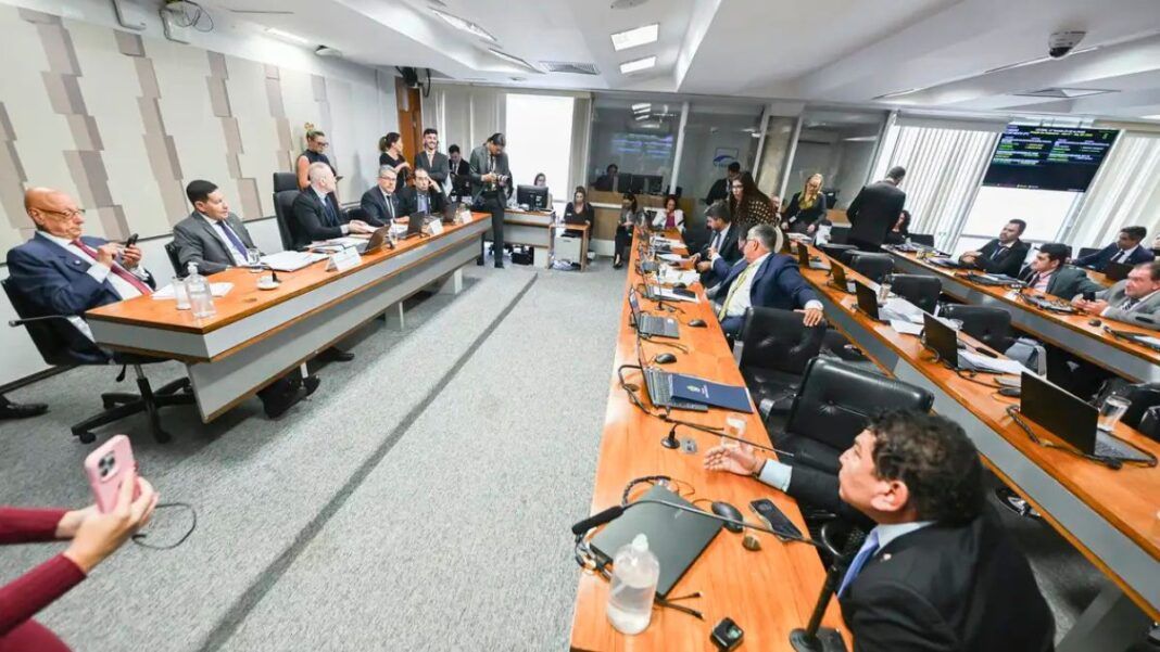 Senadores discutem durante sessão de CPI
