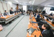 Senadores discutem durante sessão de CPI