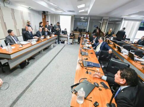 Senadores discutem durante sessão de CPI