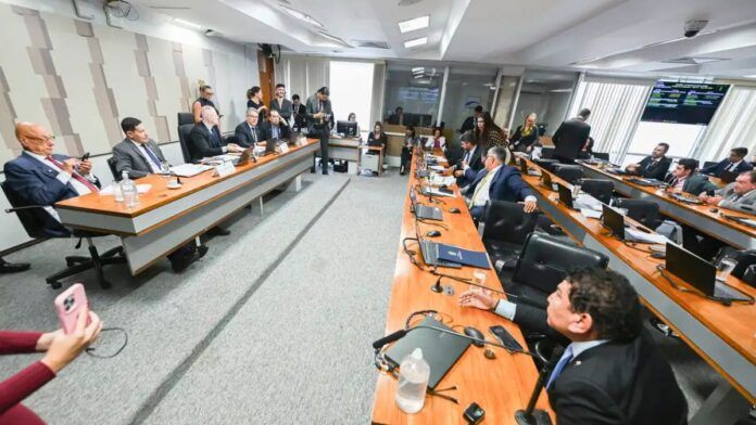 Senadores discutem durante sessão de CPI