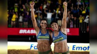 Carol Solberg comemora vitória ao lado da parceira Rebecca