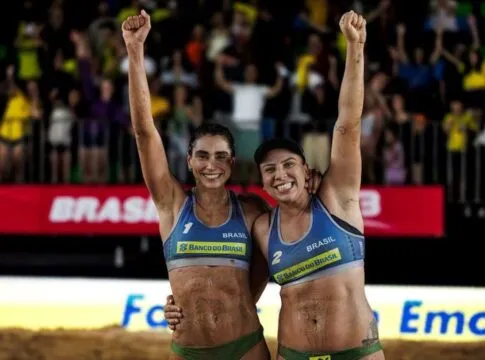 Carol Solberg comemora vitória ao lado da parceira Rebecca