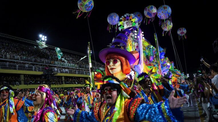 Carro que homenageia a cantora Rita Lee em desfile da Mocidade Independente de Padre Miguel na Sapucaí (Foto: Ricardo Moraes/Reuters)