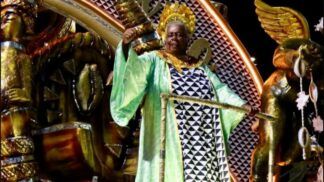 Conceição Evaristo no carro alegórico do Império Serrano