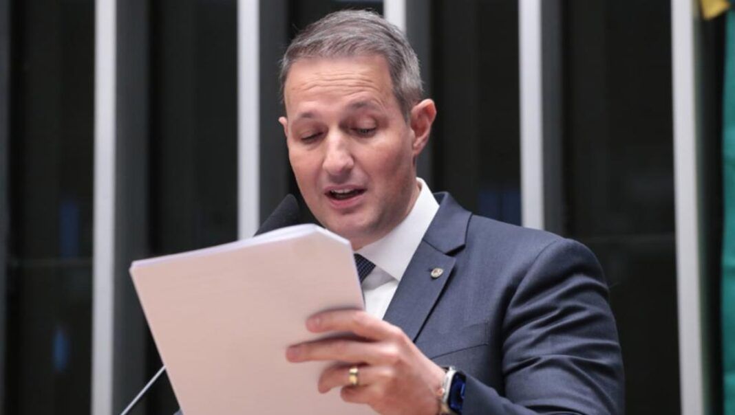 Após acordo entre líderes partidários e mudanças no texto, a Câmara dos Deputados analisou o PL Antifacção e retirou do projeto o trecho que criava o imposto sobre apostas, conhecido como Cide-Bet. A decisão ocorreu depois que um estudo da TMC, realizado pelo Instituto Esfera, indicou possíveis efeitos negativos dessa cobrança para a economia brasileira. O relator foi o Deputado Guilherme Derrite (PP-SP) (Foto: Bruno Spada/Câmara dos Deputados)