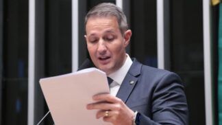 Após acordo entre líderes partidários e mudanças no texto, a Câmara dos Deputados analisou o PL Antifacção e retirou do projeto o trecho que criava o imposto sobre apostas, conhecido como Cide-Bet. A decisão ocorreu depois que um estudo da TMC, realizado pelo Instituto Esfera, indicou possíveis efeitos negativos dessa cobrança para a economia brasileira. O relator foi o Deputado Guilherme Derrite (PP-SP) (Foto: Bruno Spada/Câmara dos Deputados)