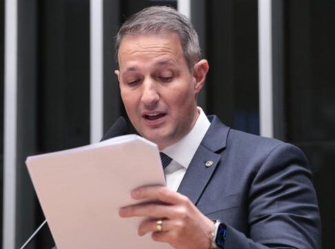 Após acordo entre líderes partidários e mudanças no texto, a Câmara dos Deputados analisou o PL Antifacção e retirou do projeto o trecho que criava o imposto sobre apostas, conhecido como Cide-Bet. A decisão ocorreu depois que um estudo da TMC, realizado pelo Instituto Esfera, indicou possíveis efeitos negativos dessa cobrança para a economia brasileira. O relator foi o Deputado Guilherme Derrite (PP-SP) (Foto: Bruno Spada/Câmara dos Deputados)