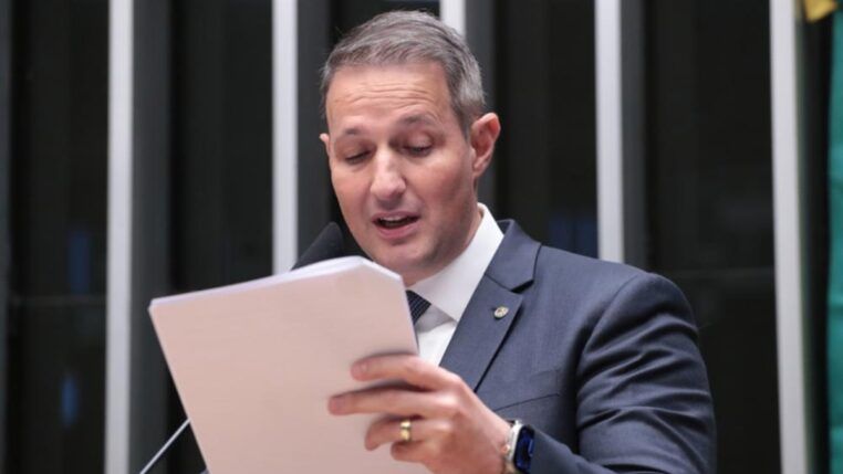 Após acordo entre líderes partidários e mudanças no texto, a Câmara dos Deputados analisou o PL Antifacção e retirou do projeto o trecho que criava o imposto sobre apostas, conhecido como Cide-Bet. A decisão ocorreu depois que um estudo da TMC, realizado pelo Instituto Esfera, indicou possíveis efeitos negativos dessa cobrança para a economia brasileira. O relator foi o Deputado Guilherme Derrite (PP-SP) (Foto: Bruno Spada/Câmara dos Deputados)