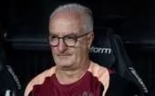 Dorival Júnior sentado no banco de reservas do Corinthians durante jogo