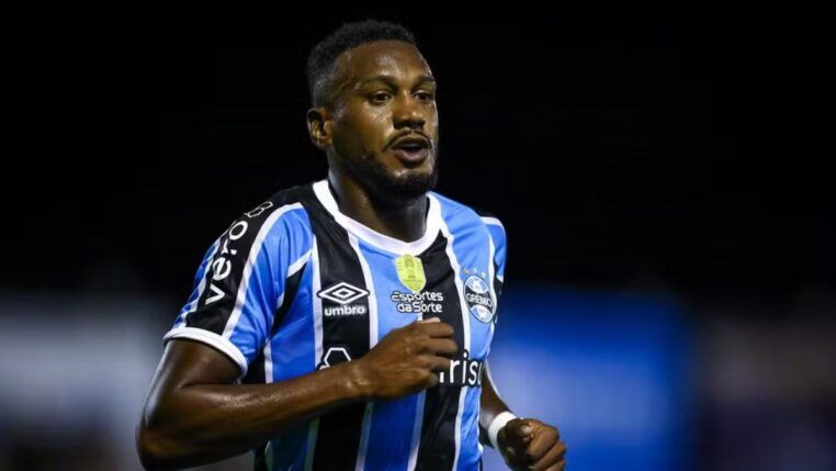 Jogador Edenilson com a camisa do Grêmio