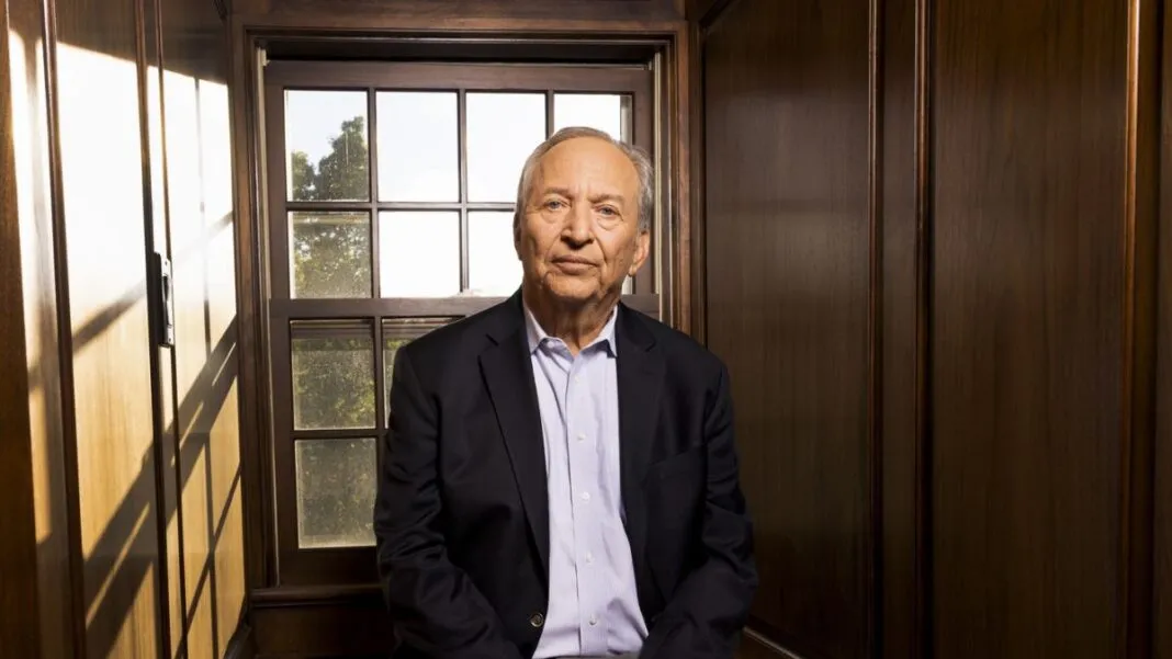 Larry Summers posa para foto sentado à frente de uma janela