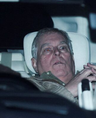 Ex-príncipe é flagrado no banco de trás de um carro saindo da delegacia