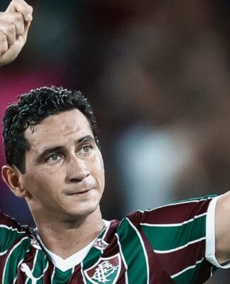 Jogador Paulo Henrique Ganso com a camisa do Fluminense