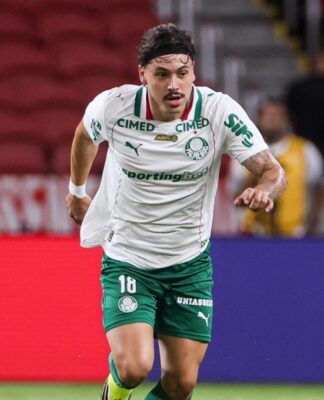 Maurício, do Palmeiras, em duelo com o Inter