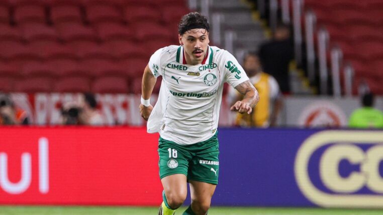 Maurício, do Palmeiras, em duelo com o Inter