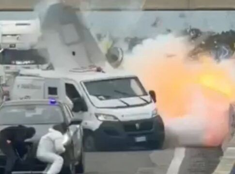 Gangue armada com metralhadoras explode carro-forte em assalto na Itália; assista