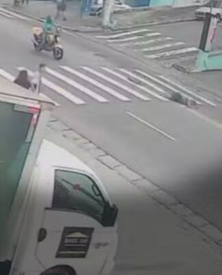 Motociclista empina moto, atropela mulher e foge sem prestar socorro; veja vídeo