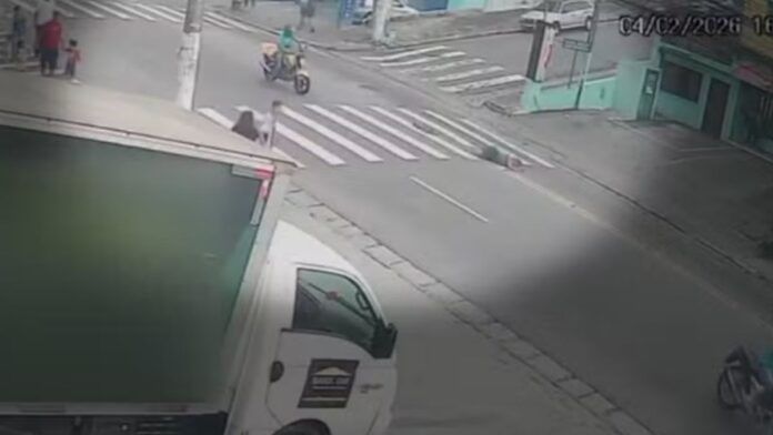 Motociclista empina moto, atropela mulher e foge sem prestar socorro; veja vídeo