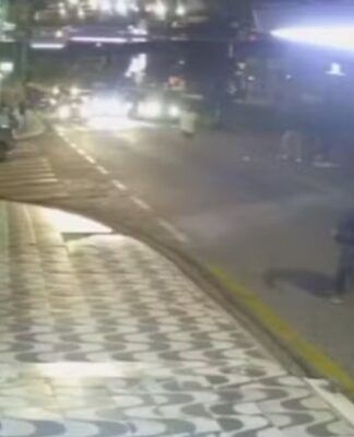 Porta de carro abre e bebê cai no meio de avenida antes de veículo bater em poste em Sorocaba; assista