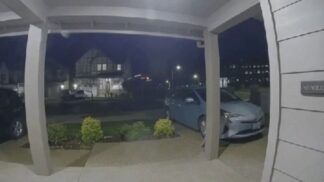 Carro voa para dentro de casa nos EUA