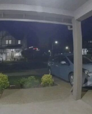 Carro voa para dentro de casa nos EUA