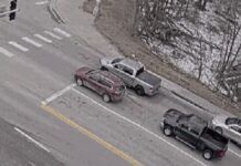 Buraco se abre na pista e engole carros em cidade dos EUA; veja vídeo