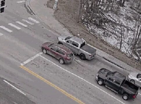 Buraco se abre na pista e engole carros em cidade dos EUA; veja vídeo