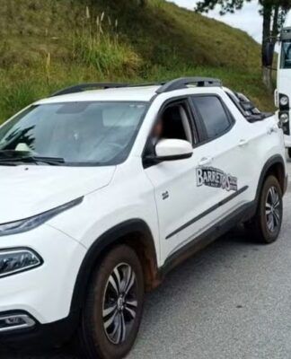 Motorista é flagrado com chifre de boi fixado no capô de picape em Santa Catarina