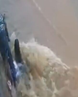 Homem se joga na água para salvar mulher e criança de enxurrada em Goiás