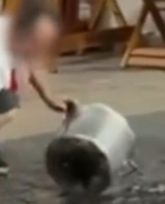 Homem é visto lavando panela em sarjeta no centro de São Paulo; veja vídeo