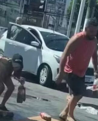 Carga de refrigerante cai de caminhonete e pessoas ajudam a recolher produtos em Vitória; veja vídeo
