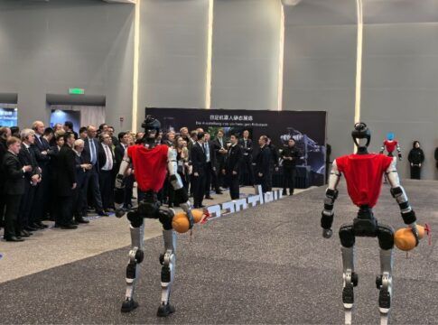 Robôs recepcionam chanceler alemão no segundo dia de sua visita à China; veja vídeo 