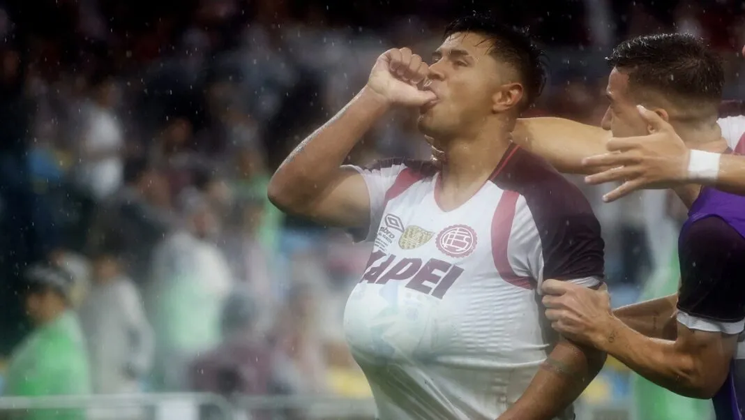 Recopa Sul-Americana - Final - Segunda mão - Flamengo x Lanus - Estádio Maracanã, Rio de Janeiro, Brasil - 27 de fevereiro de 2026 Dylan Aquino, do Lanus, comemora o terceiro gol com os companheiros. (Foto: Sergio Moraes/Reuters)