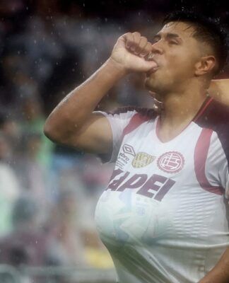 Recopa Sul-Americana - Final - Segunda mão - Flamengo x Lanus - Estádio Maracanã, Rio de Janeiro, Brasil - 27 de fevereiro de 2026 Dylan Aquino, do Lanus, comemora o terceiro gol com os companheiros. (Foto: Sergio Moraes/Reuters)