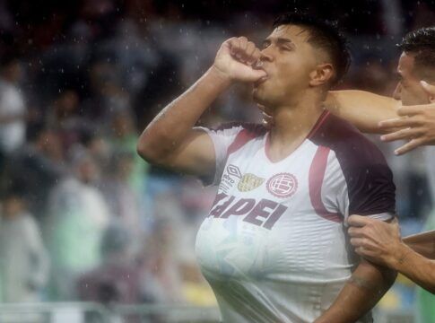 Recopa Sul-Americana - Final - Segunda mão - Flamengo x Lanus - Estádio Maracanã, Rio de Janeiro, Brasil - 27 de fevereiro de 2026 Dylan Aquino, do Lanus, comemora o terceiro gol com os companheiros. (Foto: Sergio Moraes/Reuters)