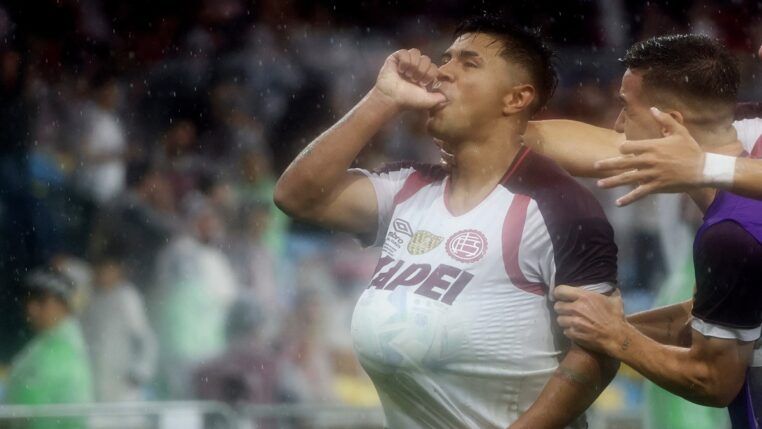 Recopa Sul-Americana - Final - Segunda mão - Flamengo x Lanus - Estádio Maracanã, Rio de Janeiro, Brasil - 27 de fevereiro de 2026 Dylan Aquino, do Lanus, comemora o terceiro gol com os companheiros. (Foto: Sergio Moraes/Reuters)