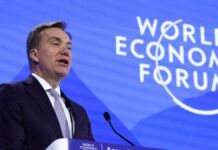 Borge Brende fala ao microfone durante o Fórum Econômico Mundial