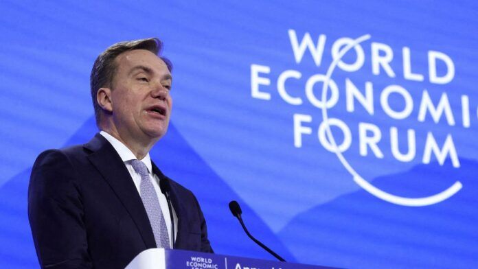 Borge Brende fala ao microfone durante o Fórum Econômico Mundial
