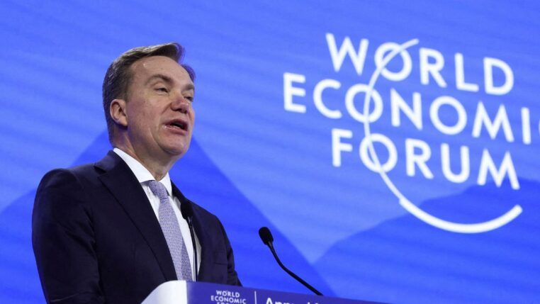 Borge Brende fala ao microfone durante o Fórum Econômico Mundial