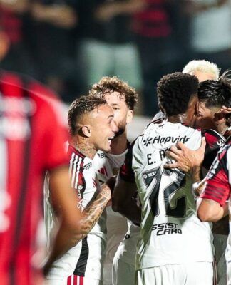 Jogadores do Flamengo celebram gol sobre o Vitória