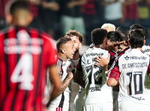 Jogadores do Flamengo celebram gol sobre o Vitória