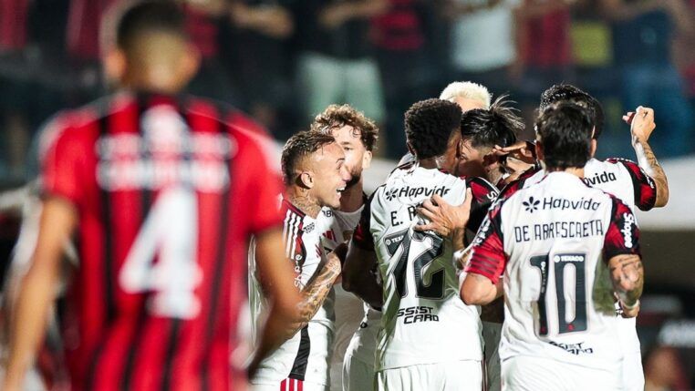 Jogadores do Flamengo celebram gol sobre o Vitória