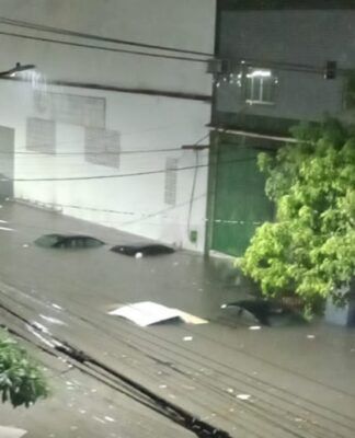 Alagamento em via no Rio de Janeiro